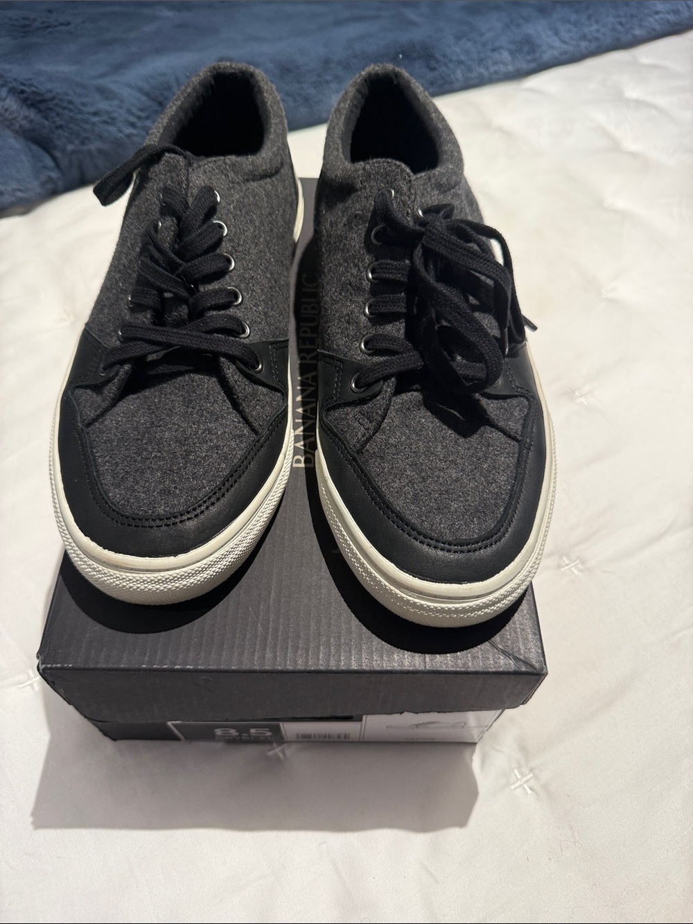 Banana Republic Men's Dark Gray & Black Low-Top Sneakers